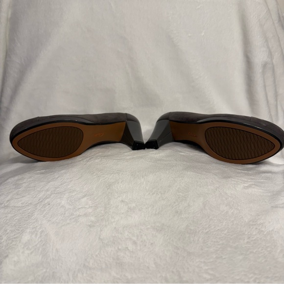 Clarks Chorus Carol Pump Dark Grey Suede/Leather Comb NWOB - Picture 6 of 8